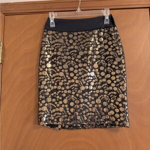 Size O black with gold print pencil skirt. Perfect for holiday events.